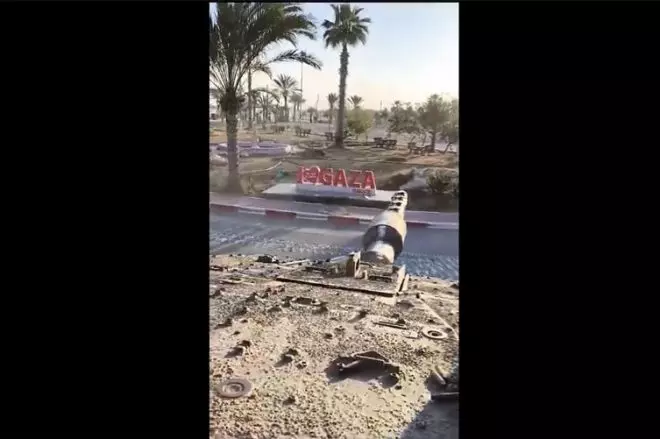 Un tanque israelí se dispone a destrozar un monumento en el que pone 'I love Gaza' en Rafah. -X