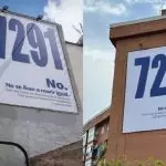 Las dos lonas con el número de los fallecidos en residencias madrileñas. - Más Madrid