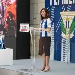 La presidenta de la Comunidad de Madrid, Isabel Díaz Ayuso, interviene durante el recibimiento de los jugadores, cuerpo técnico y directiva del Club Deportivo Leganés. - Jesús Hellín / Europa Press
