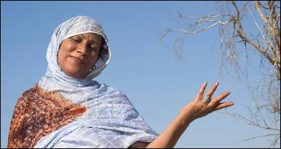Agreden a cantante saharaui vestir un típico |