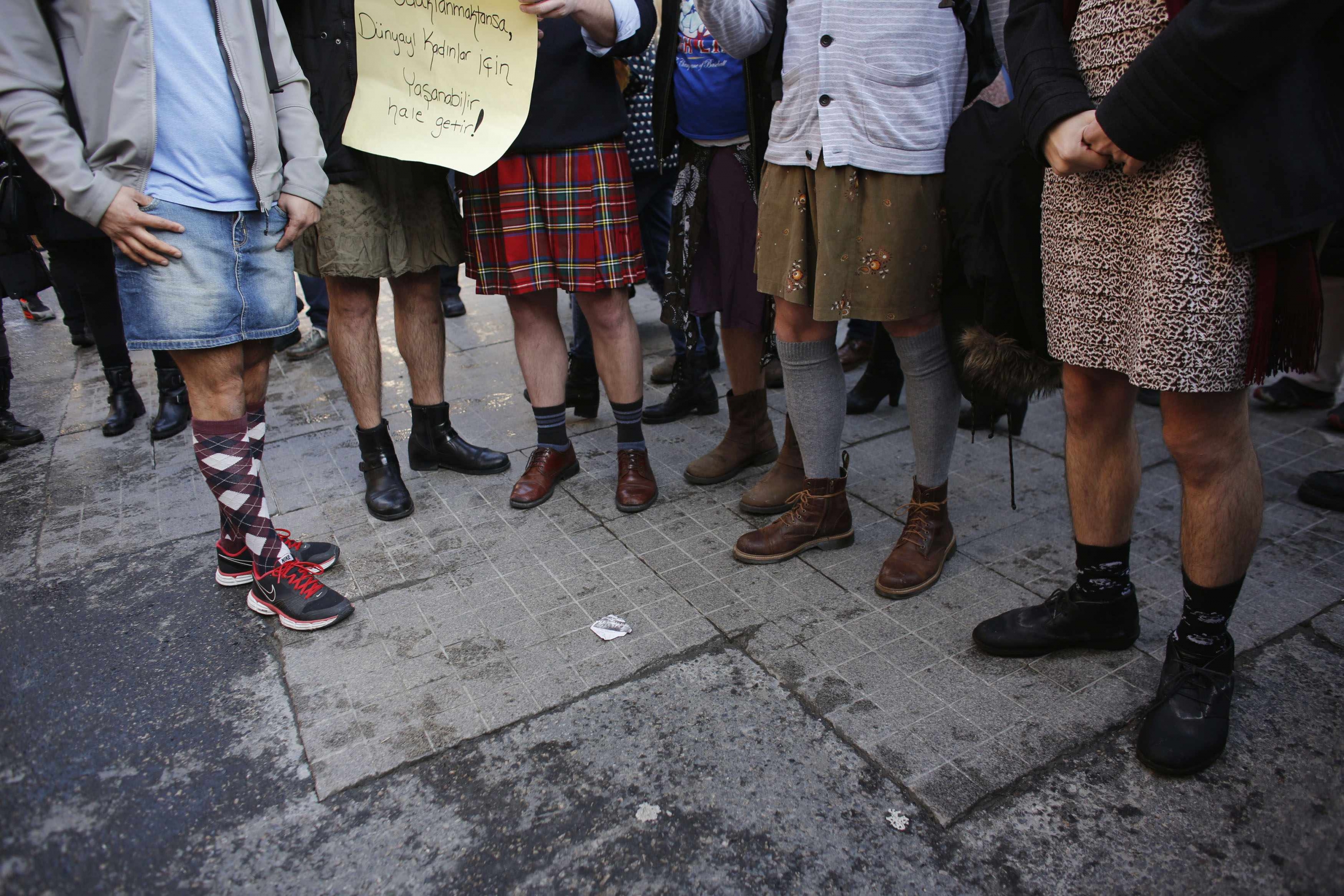 Abrazadera simpatía solitario Hombres con minifalda protestan contra la violencia machista en Turquía |  Público