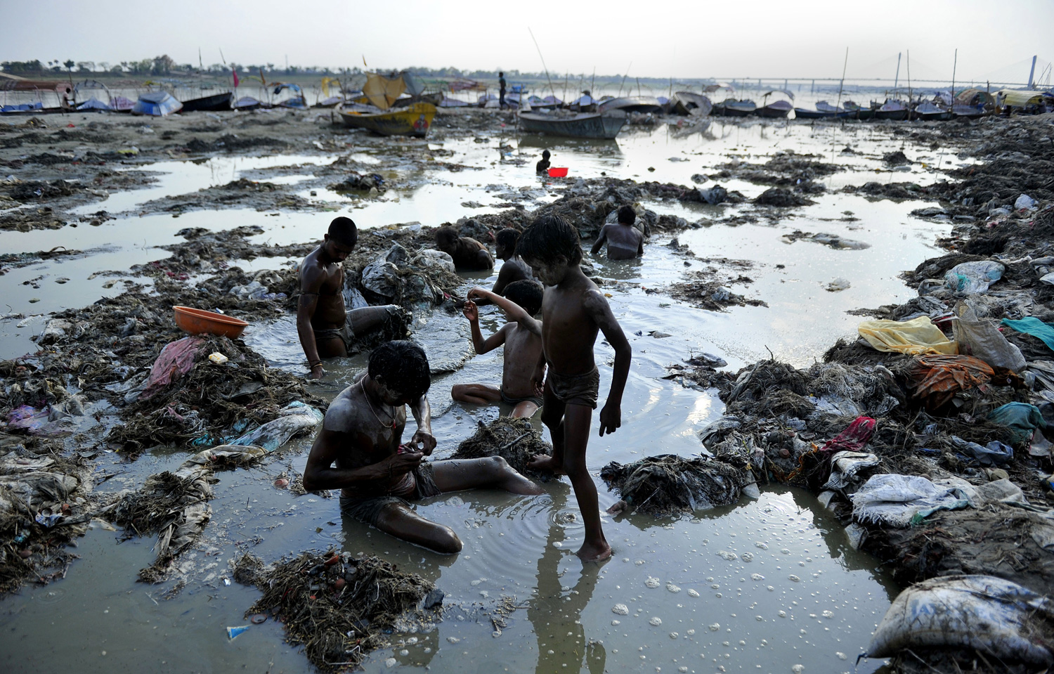 Идти в грязной воде. Река в Индии ганг самая грязная. Река ганг в Индии загрязнения.