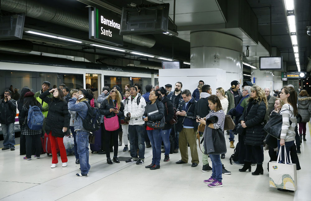Barcelona suspende el servicio de trenes por humo en varios túneles |  Público