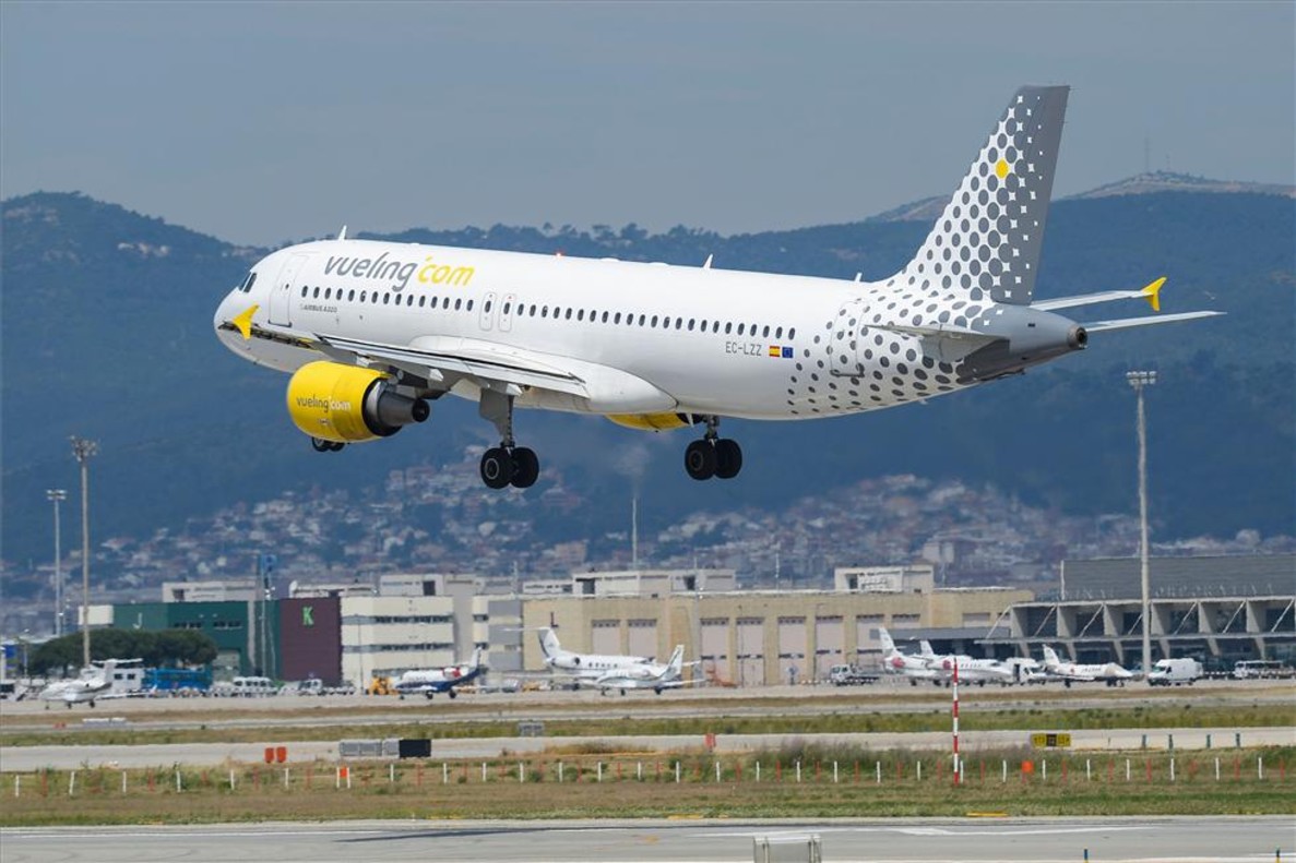 Vueling: El Prat despierta sin incidencias en la primera jornada de huelga de Vueling tras la cancelación de 246 vuelos | Público