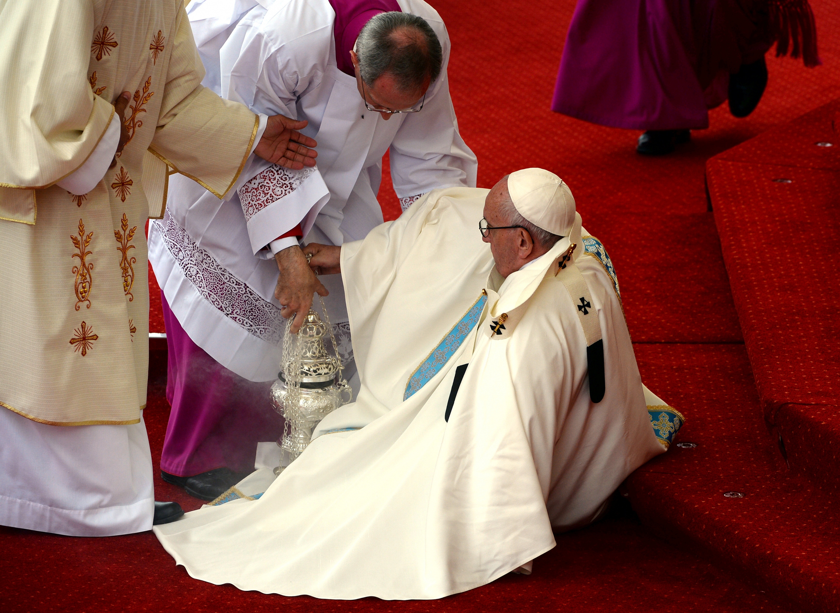 Время мессы. Папа Франциск месса. Обувь папы Римского. Целование туфли папы Римского. Папская месса.