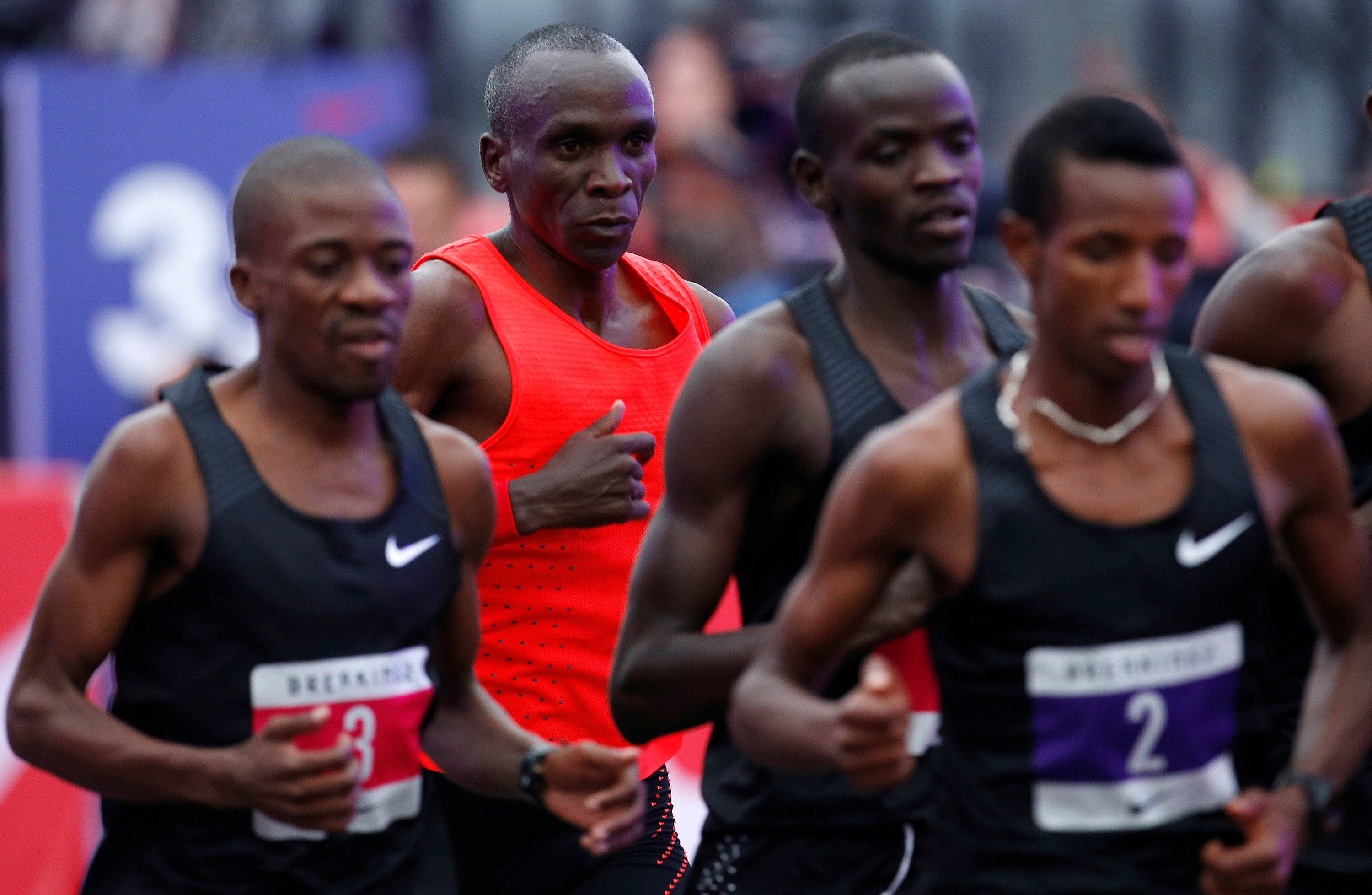 Kipchoge corre el maratón más rápido de la historia, pero no bajar de las 2 horas | Público