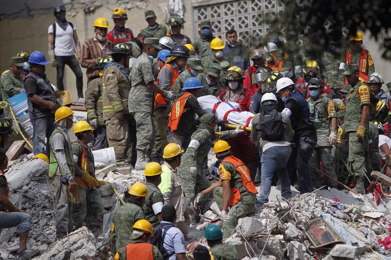 Terremoto México: Los equipos de rescate buscan a los supervivientes del terremoto de México, que se ha cobrado 273 muertos | Público