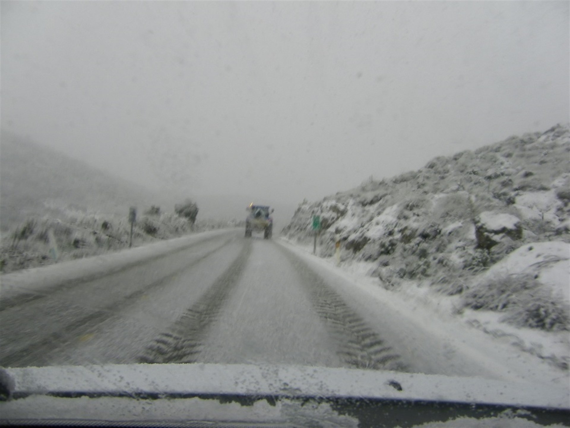 Opiáceo hablar Inesperado La nieve corta numerosos tramos de carretera en toda España, incluidas la  A-1, la AP-6 y la AP-51 | Público