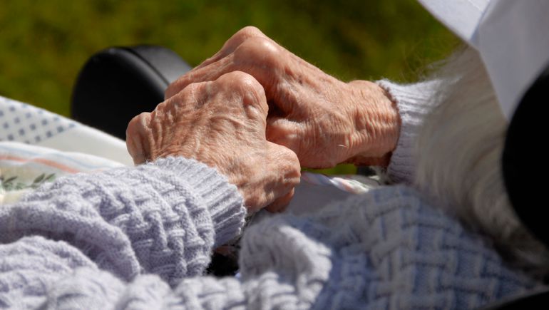 Edadismo: El aislamiento de ancianos, otra forma de maltrato social |  Público