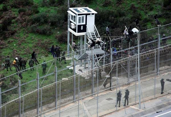 Concertinas: Marruecos instala concertinas con fondos europeos después de  que España anuncie la retirada de las suyas | Público