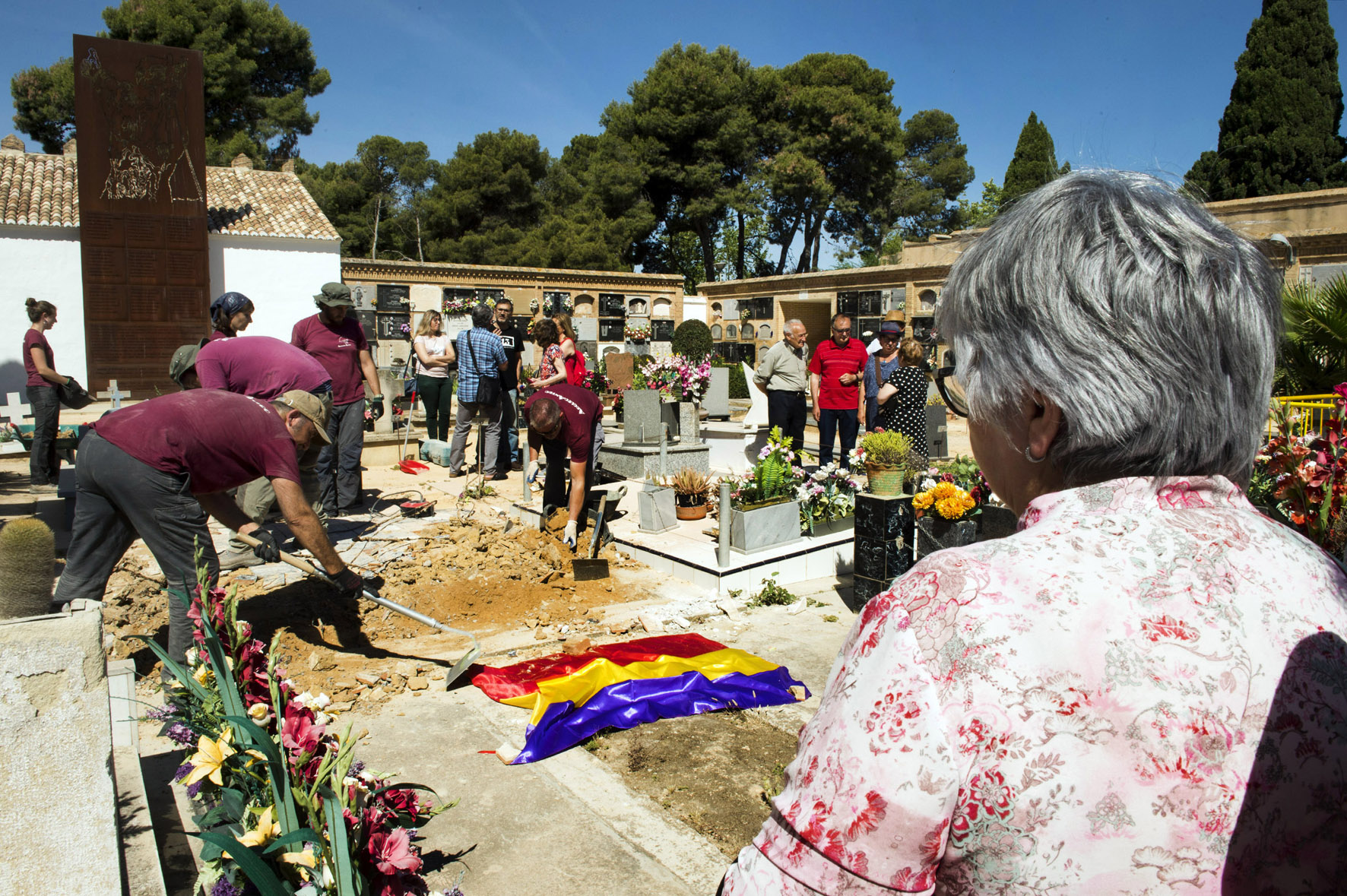 Apertura de la fosa 112 del Cementerio de Paterna (València). Diputació Valencia.
