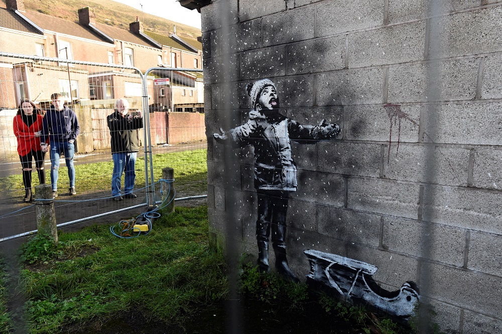 Banksy regala a un pueblo industrial galés un mural navideño