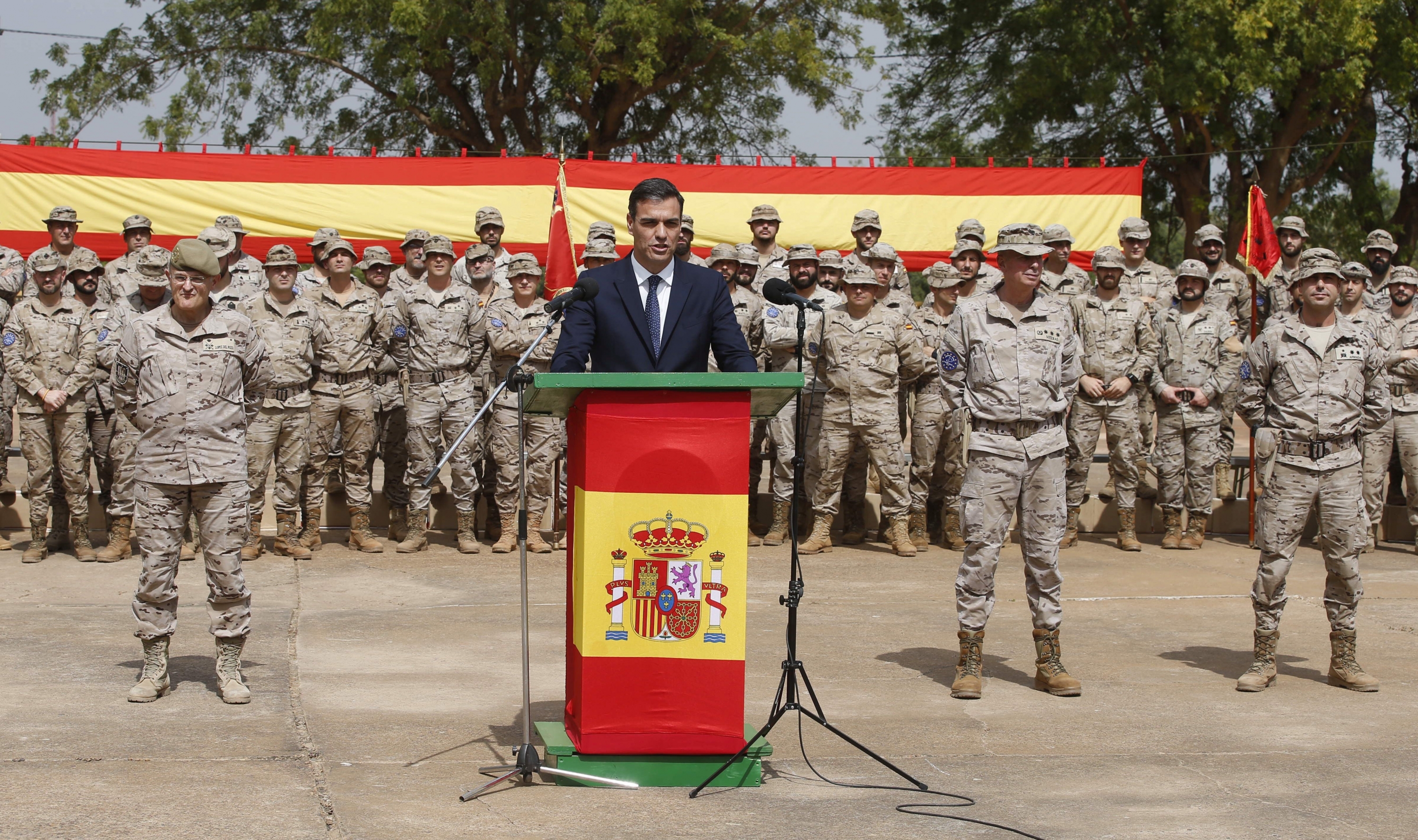 Sánchez brinda en Mali por el Ejército, por España "y por el primer soldado. Por el Rey" | Público