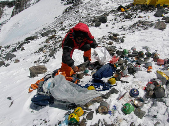 Nepal prohíbe los plásticos de un solo uso en el Everest | Público