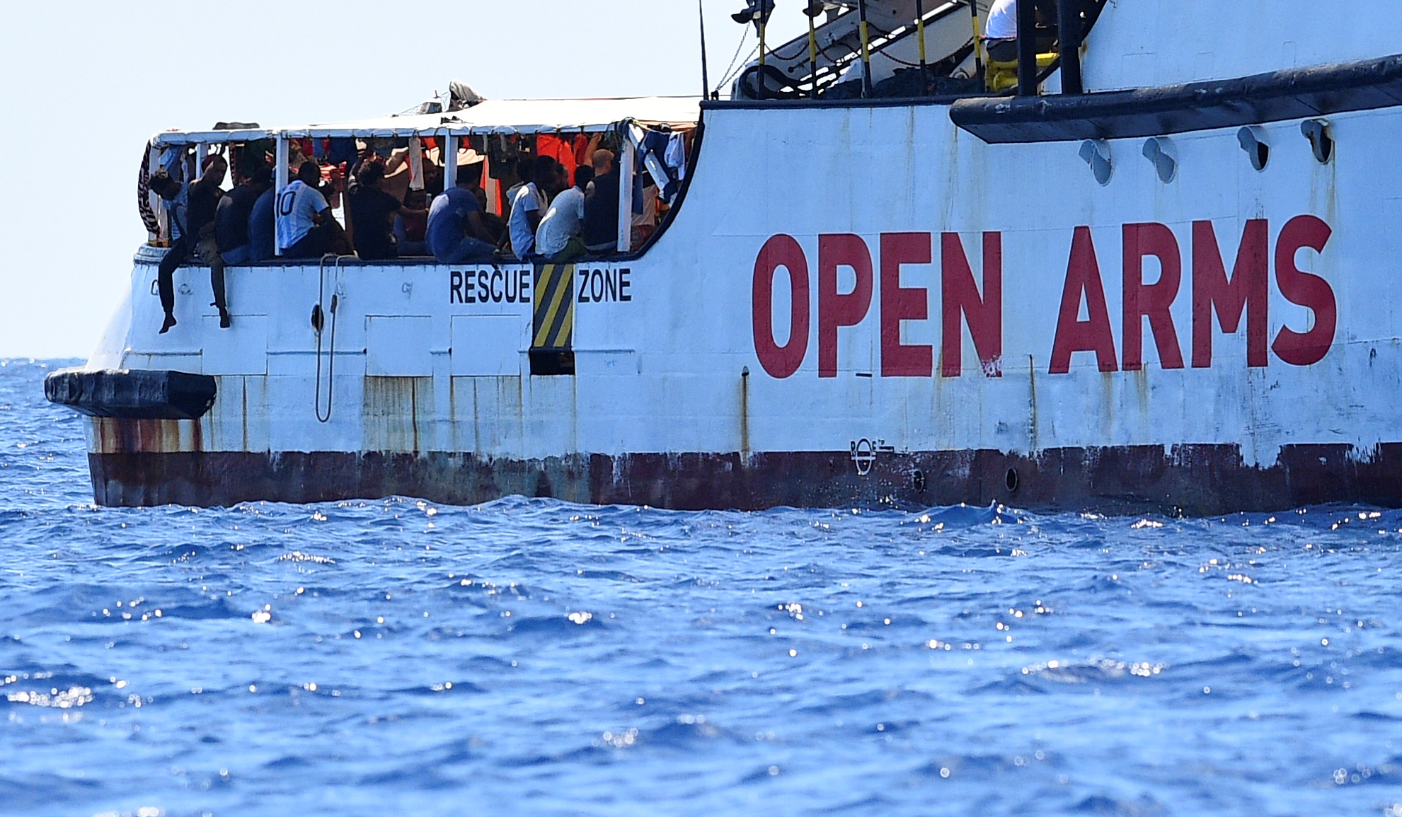 Crisis migratoria: Open Arms pide la evacuación inmediata de los 134  migrantes a bordo | Público