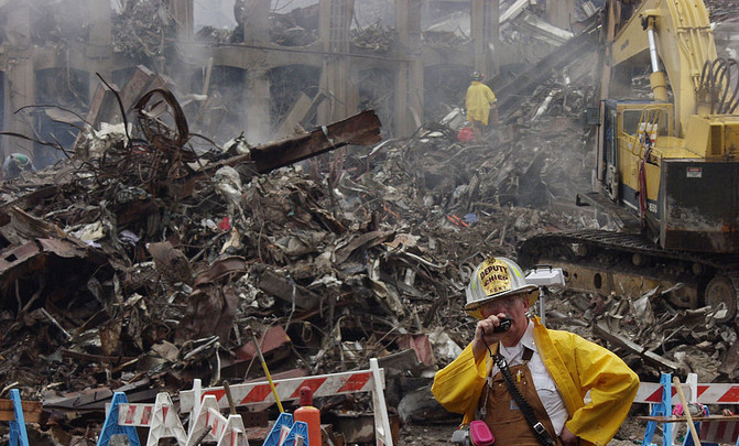 11-S: ¿Por qué siguen muriendo los bomberos y policías del 11-S? | Público