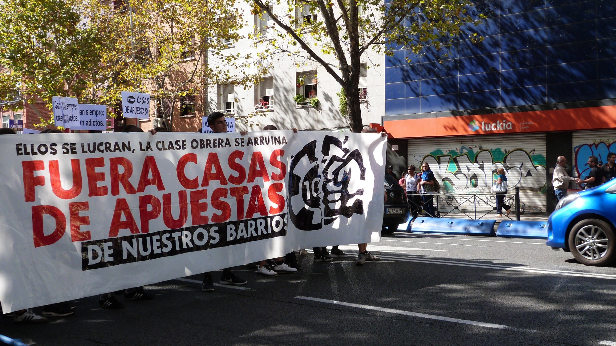 ApuestaPorTuBarrio: Manifestación contra las casas de apuestas en Madrid:  