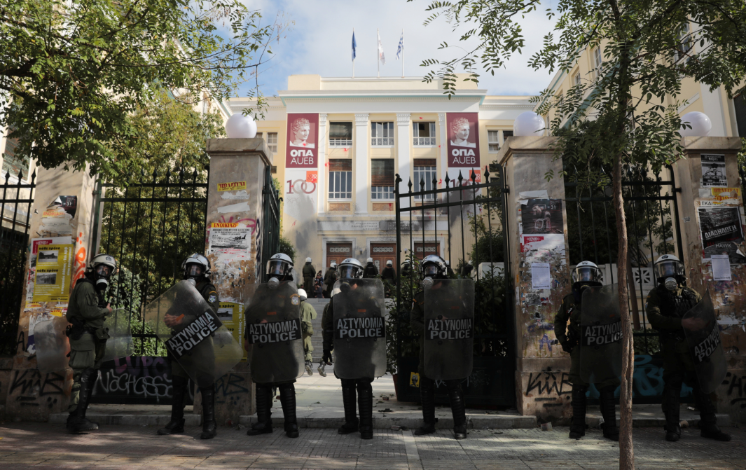 Volcán segmento frío Manifestación de estudiantes: La Policía una protesta estudiantil en una  Universidad de Atenas | Público
