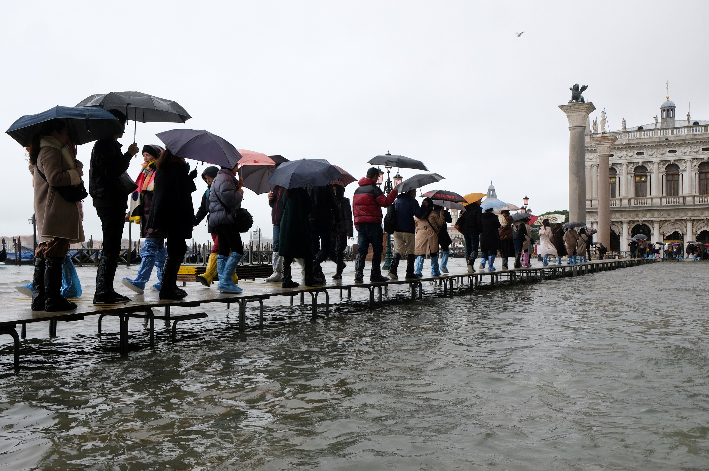 Почему венеция на воде. Венеция Сан Марко наводнение 2019. Площадь Сан Марко в Венеции затопило. Наводнение на площади Сан Марко. Венеция наводнение 2020.