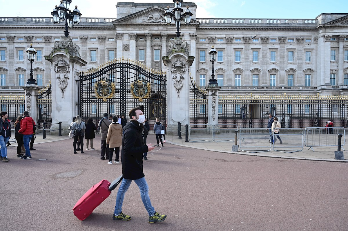 Crisis del coronavirus: La estrategia de Boris Johnson frente al Covid-19  provoca la huida de ciudadanos de otros países | Público