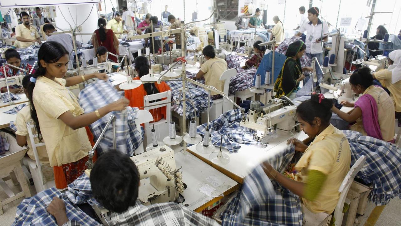 Bangladesh ropa rebajas: Millones de empleados precarios vuelven a las  fábricas textiles en Bangladesh: jugarse la salud o perder el trabajo |  Público