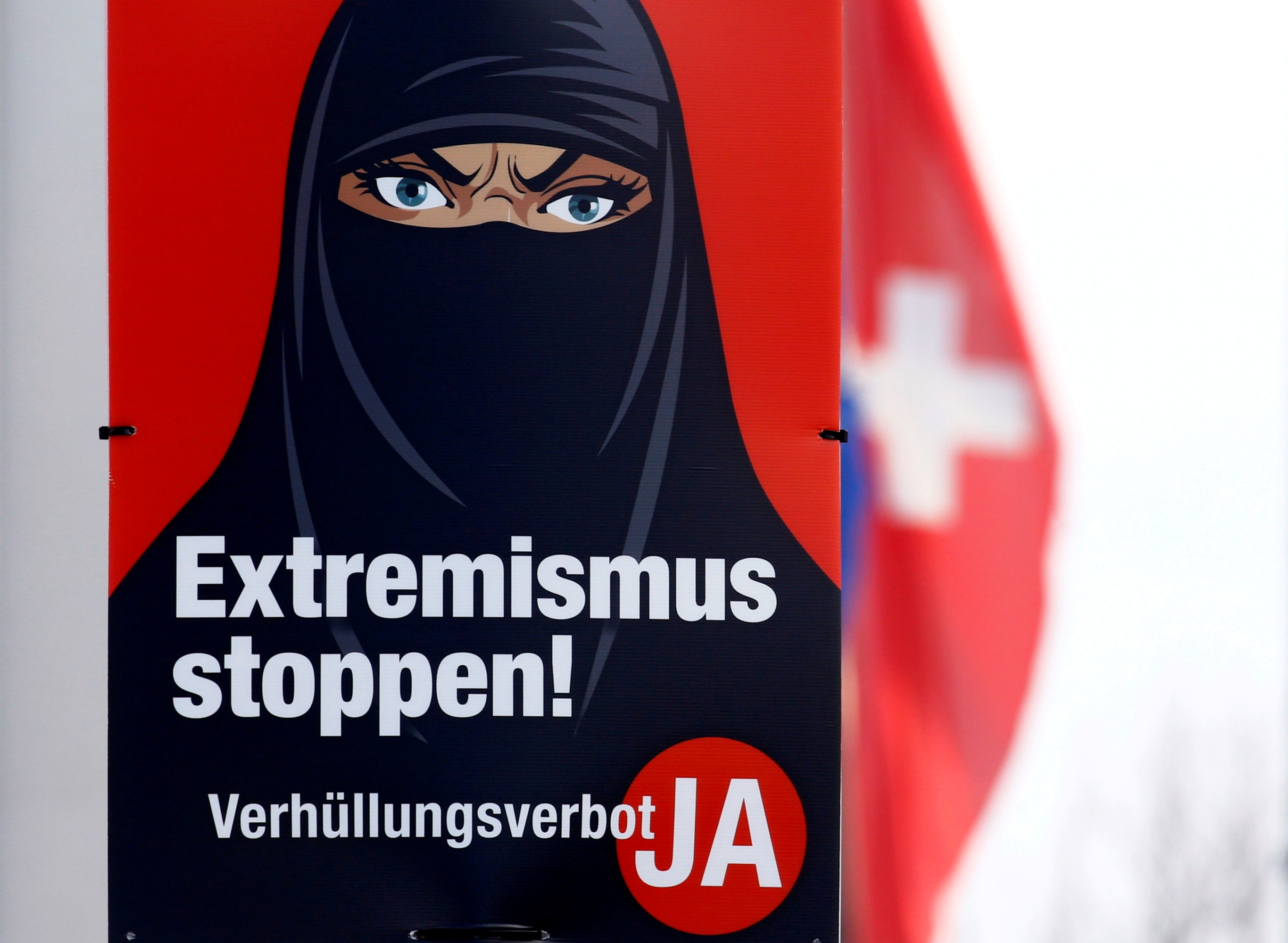 Suiza prohíbe el velo integral que usan algunas mujeres musulmanas | Público