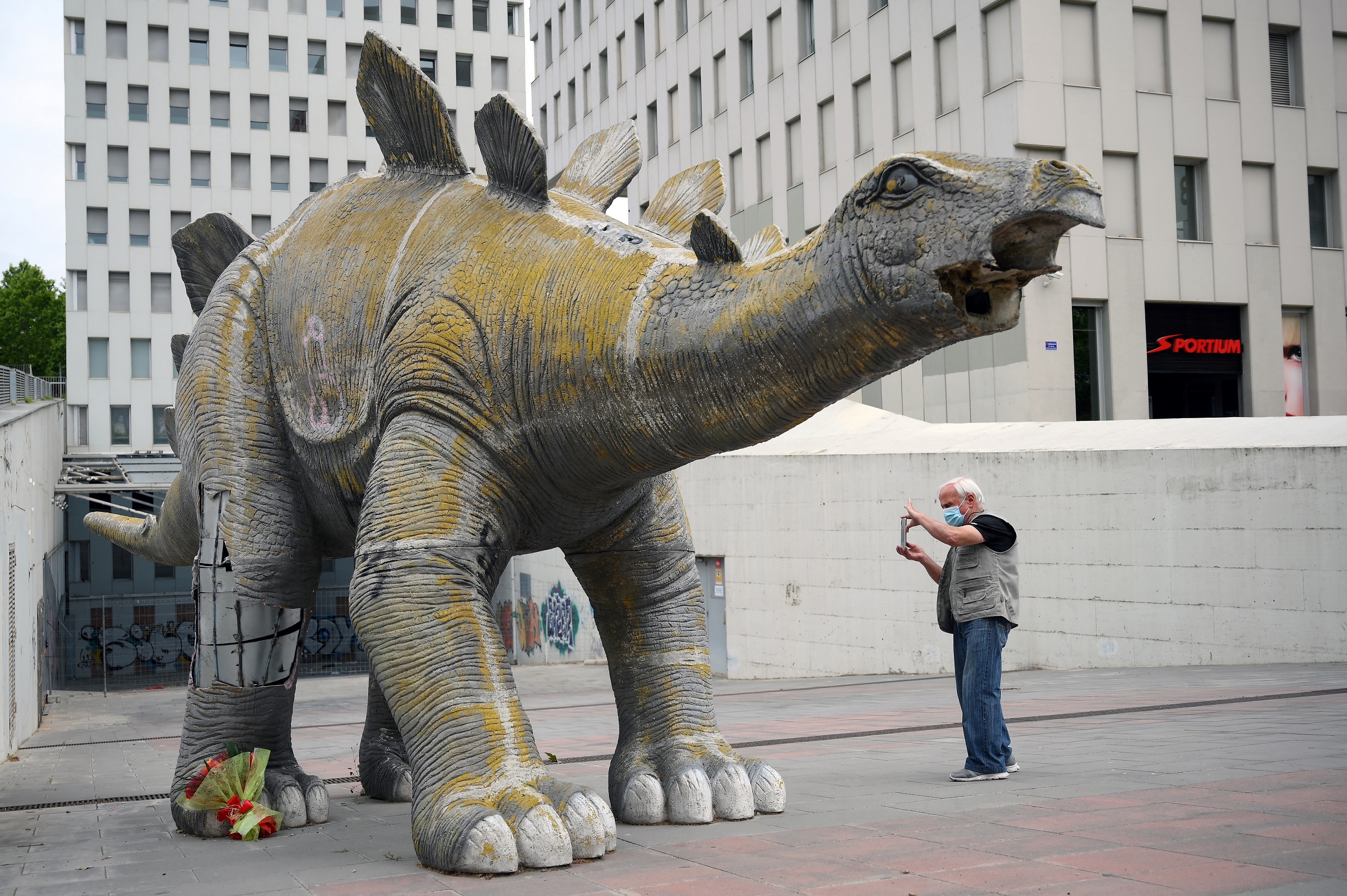 Muere un hombre dentro de una estatua de un dinosaurio en Barcelona |  Público