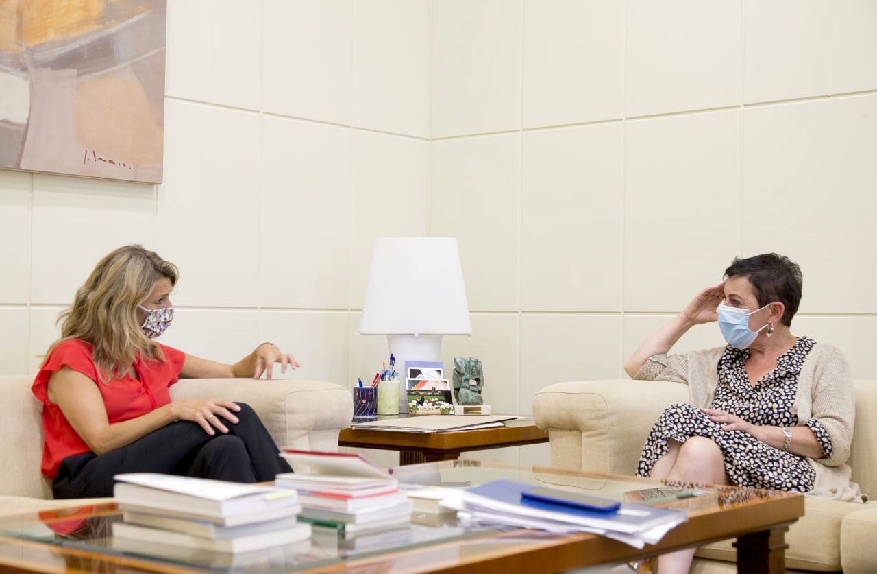 La vicepresidenta segunda del Gobierno, Yolanda Díaz, y la portavoz de EH Bildu en el Congreso, Mertxe Aizpurua, en una imagen de archivo. — EH Bildu