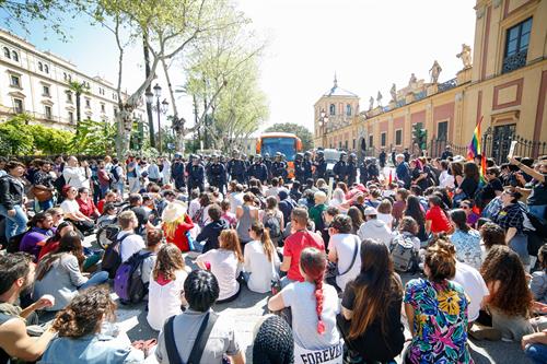 Colectivos trans se movilizan contra la petición de cárcel de la Fiscalía a los nueve jóvenes que pararon el bus de Hazte Oír. — Eduardo Briones / Europa Press