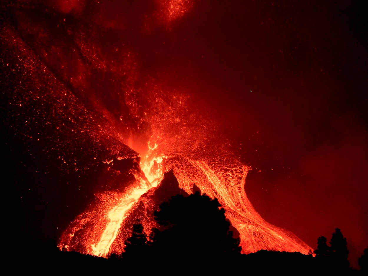 Volcán de la Palma, en directo: última hora sobre la erupción en Cumbre  Vieja | Las coladas del sur de La Laguna avanzan hacia el mar con un  "enorme aporte de energía" |