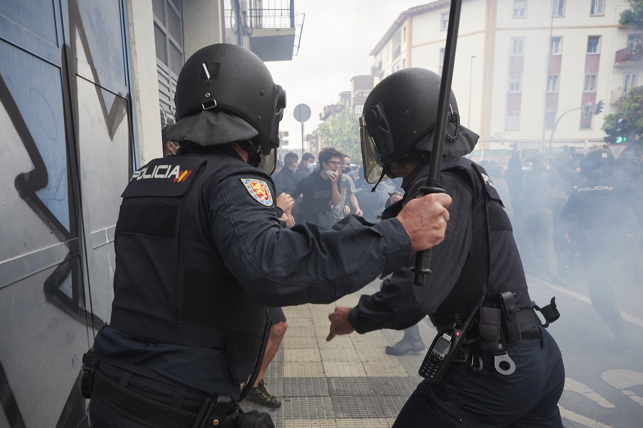 Interior defiende las nuevas porras extensibles de la Policía porque sirven  para rescates de personas en accidentes