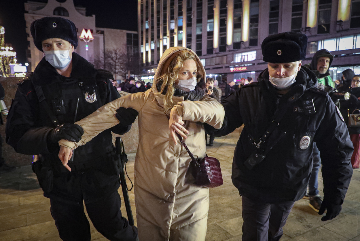 Главное ньюс. Задержание в центре Москвы. Полицейские и митингующие. Несанкционированные мероприятия. Москва 24 протесты.