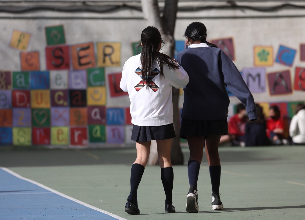 El modelo de de Ayuso y Almeida socava las escuelas infantiles públicas | Público
