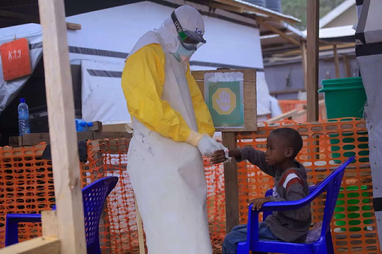 Una enfermera atiende a un niño con síntomas del virus ébola, a 20 de mayo de 2019, en Beni, República Democrática del Congo. — Kitsa Musayi / dpa / Europa Press