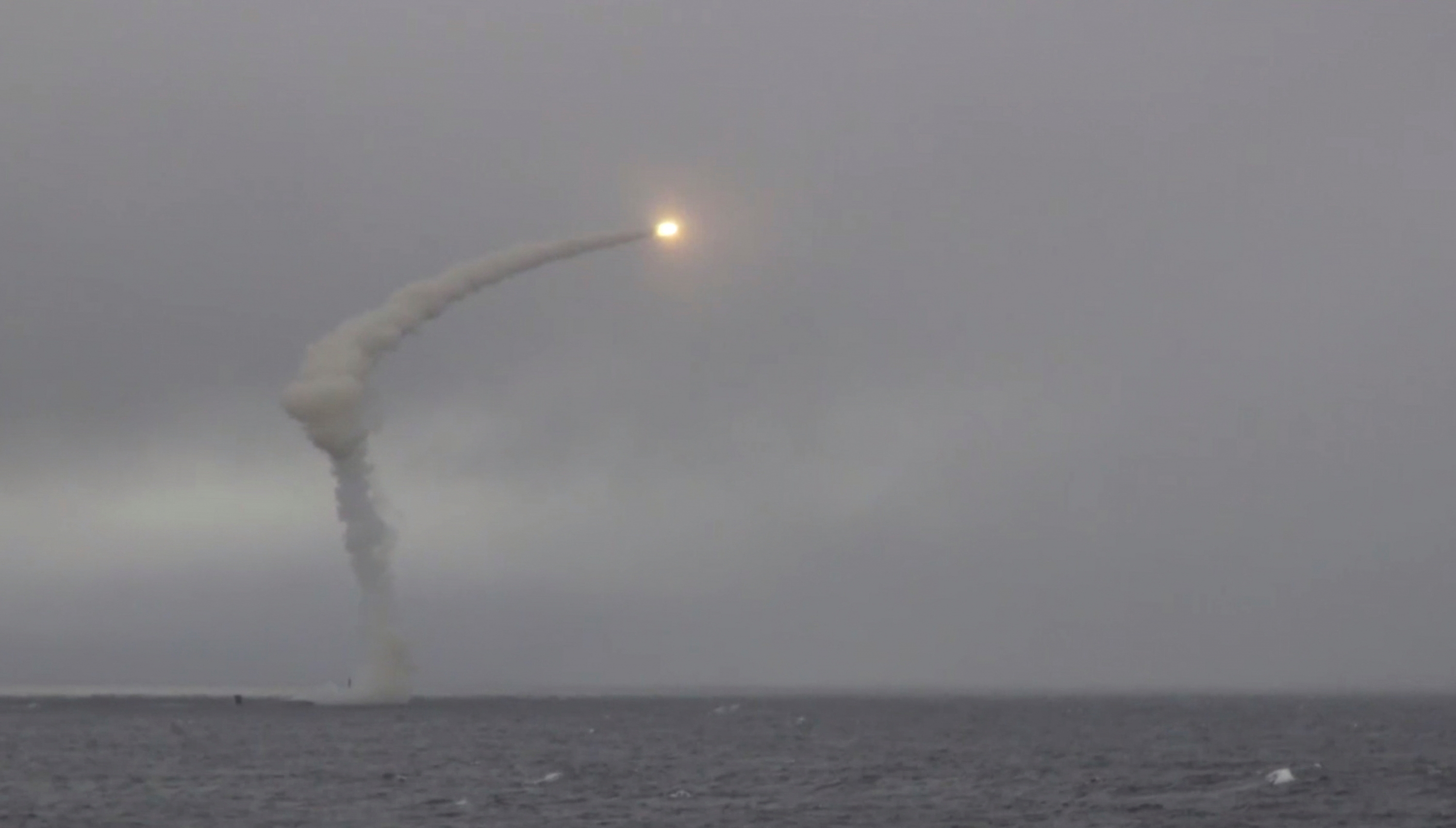 Ракета над новосибирском. Ракета с запуском. Запуск ракеты с самолета. Море шторм. Запуск ядерной ракеты.