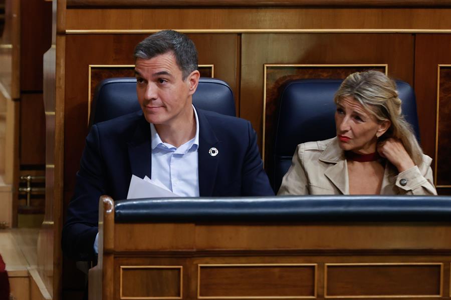 El presidente del Gobierno, Pedro Sánchez y la vicepresidenta segunda y ministra de Trabajo, Yolanda Díaz, en el Congreso. Imagen de archivo.