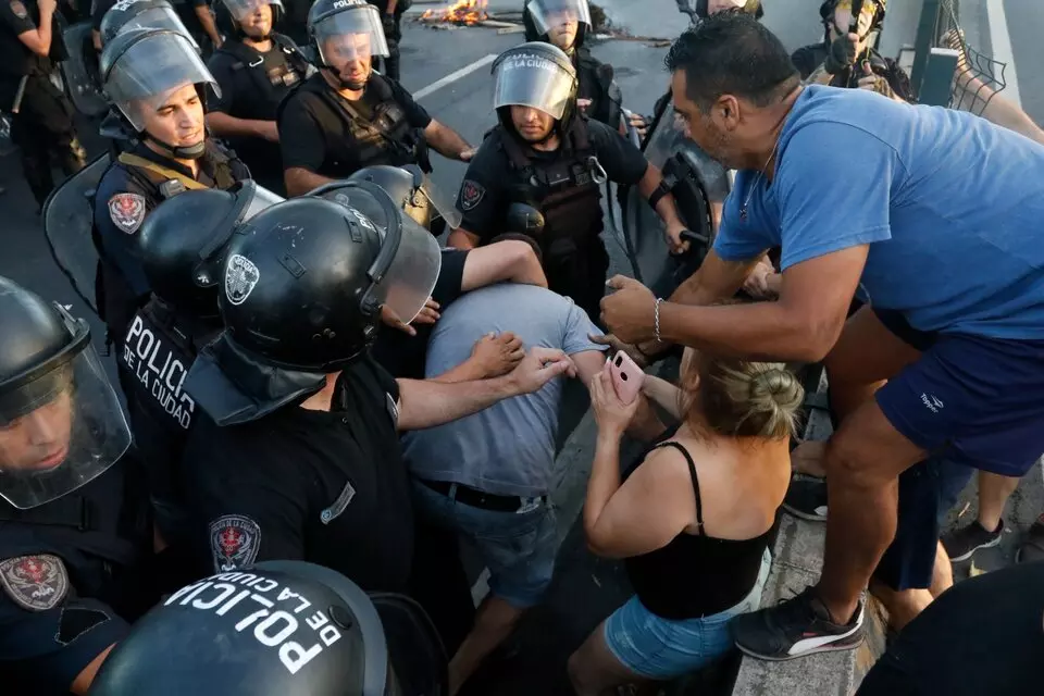 Represión policial en un barrio de Buenos Aires ante las protestas de los  vecinos por los cortes de luz y agua | Público