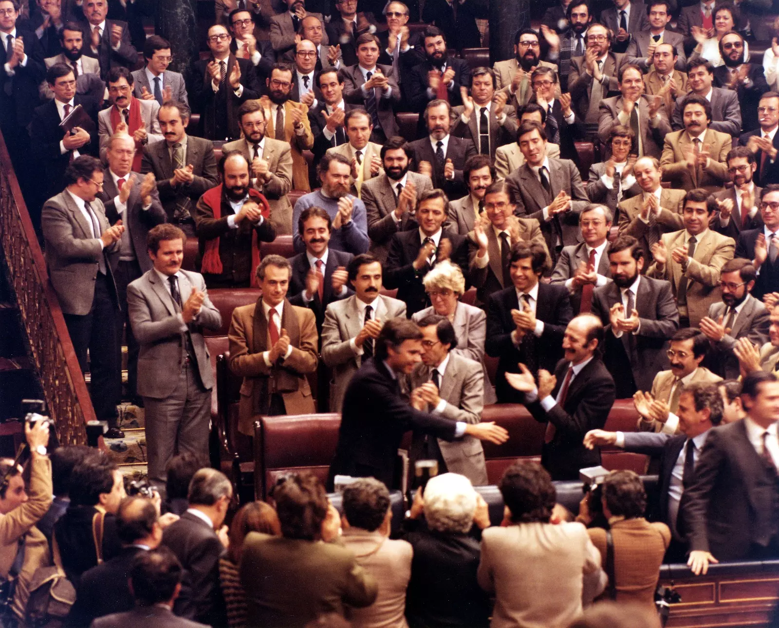 Felipe González, felicitado por su Grupo Parlamentario tras la elección como Presidente del Gobierno 1982. — Congreso de los Diputados