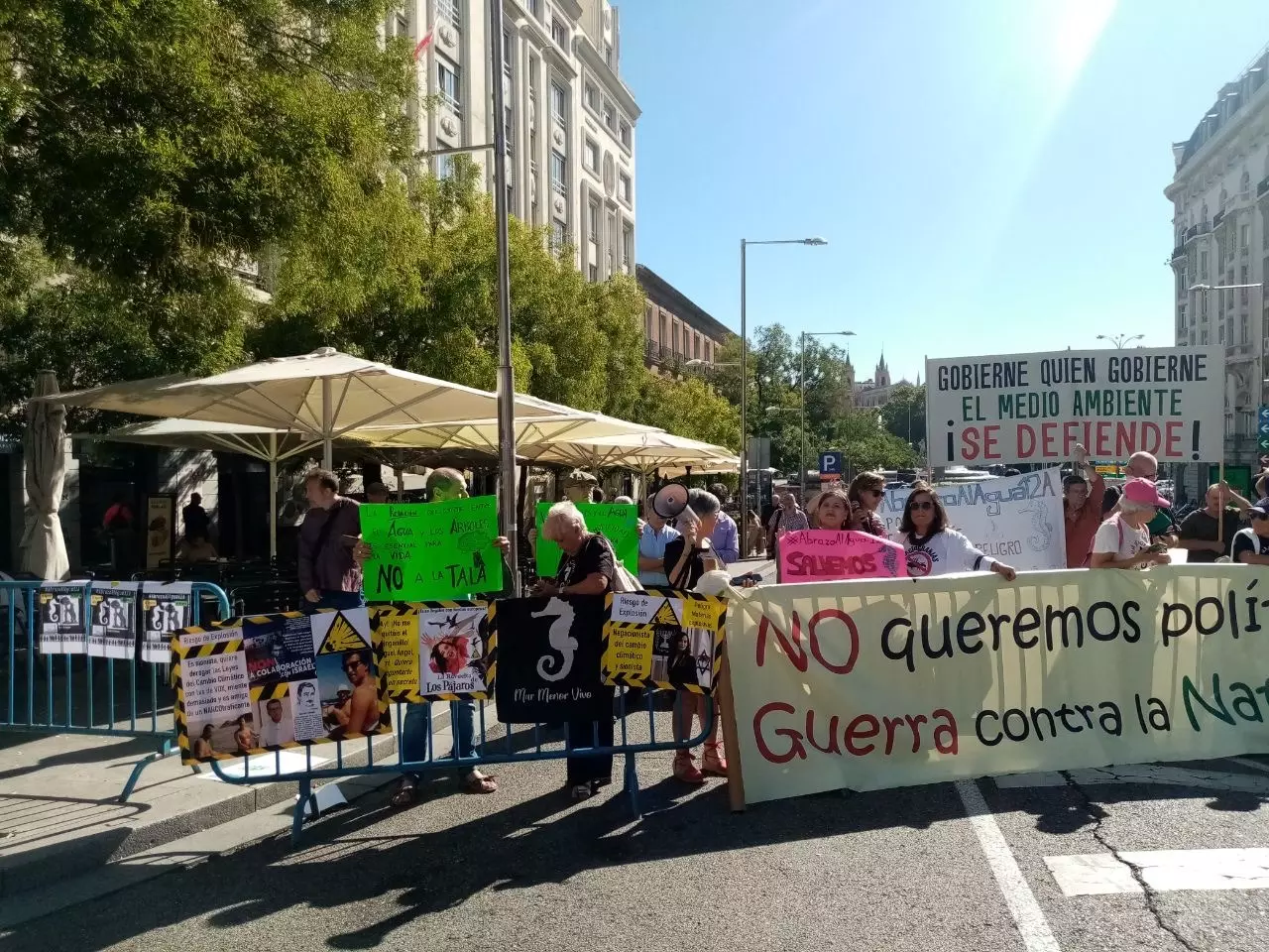 La Policía impide una manifestación en defensa del medio ambiente a las puertas del Congreso