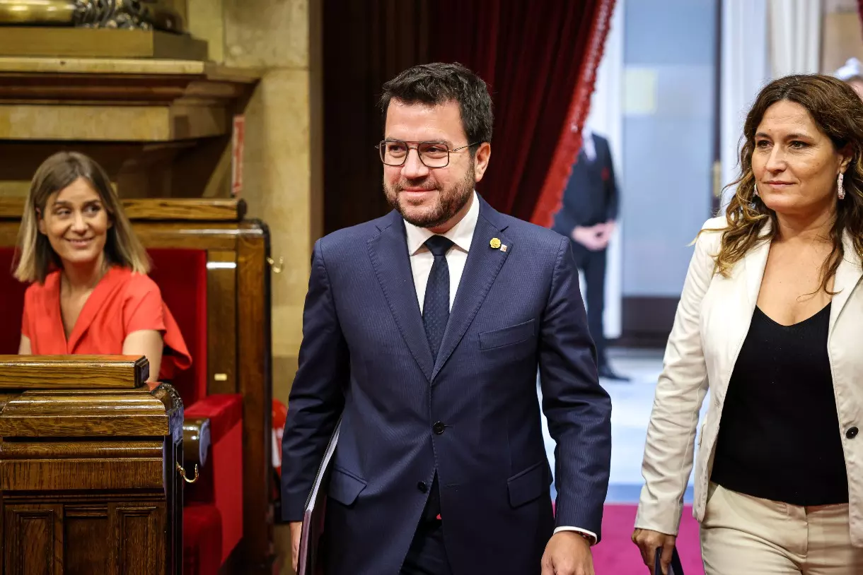 Pere Aragonès al lado de la consellera de la Presidència, Laura Vilagrà, y bajo la mirada de Jéssica Albiach (En Comú Podem) este martes en el Parlament. — Jordi Borràs / ACN