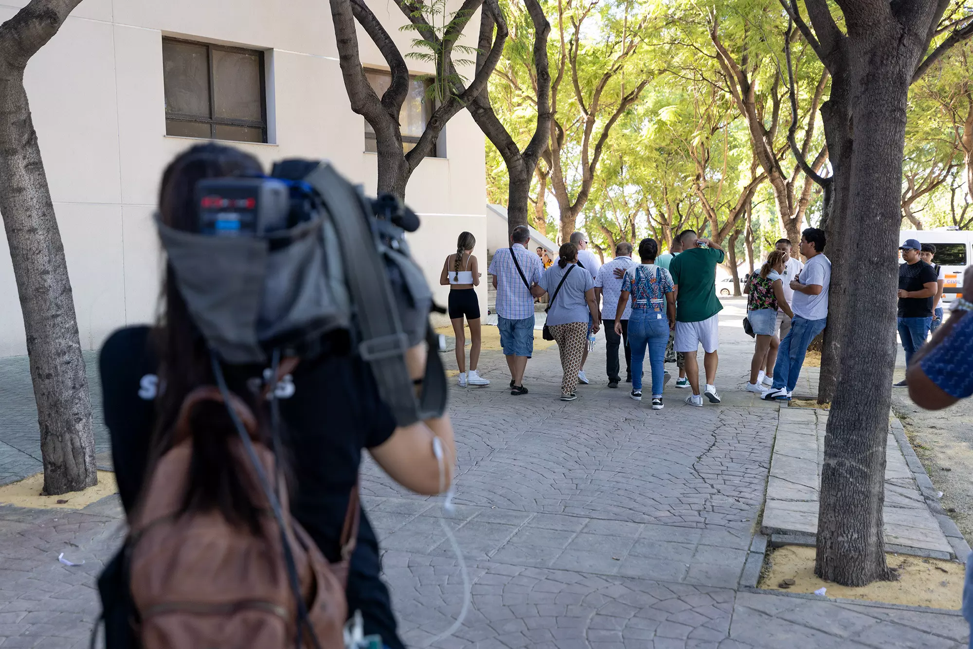 Un grupo de personas sale este domingo de la zona habilitada en el Palacio de los Deportes de Murcia para asistir a los familiares de las víctimas del incendio en tres discotecas. — CHRISTIAN GONZÁLEZ GARCÍA