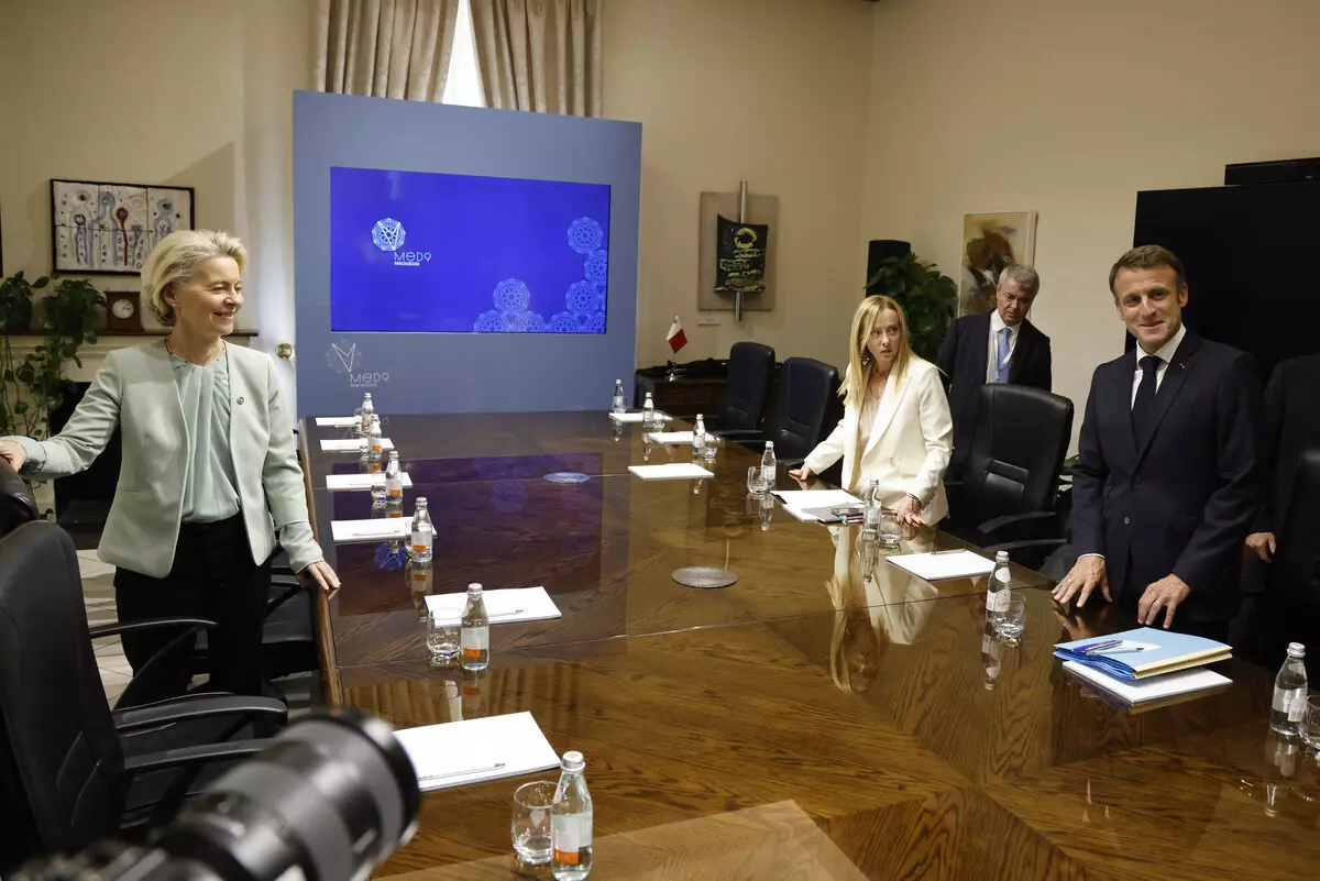 La primera ministra taliana, Giorgia Meloni, y el presidente francés, Emmanuel Macron, en una reunión con la presidenta de la Comisión Europea, Ursula von der Leyen, en Malta el 29 de septiembre de 2023. — Ludovic MARIN / AFP