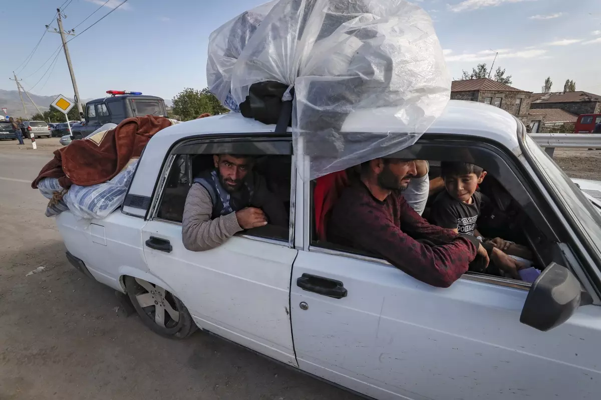 Armenios étnicos huyen la pasada semana de Nagorno Karabaj en su coche, en la localidad armenia de Kornizdor. — Anatoly Maltsev / EFE