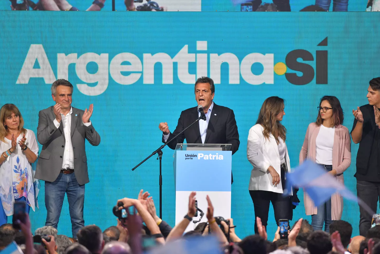 El candidato presidencial Sergio Massa habla tras conocerse los resultados de la primera vuelta de las elecciones argentinas. — Enrique García Medina / EFE
