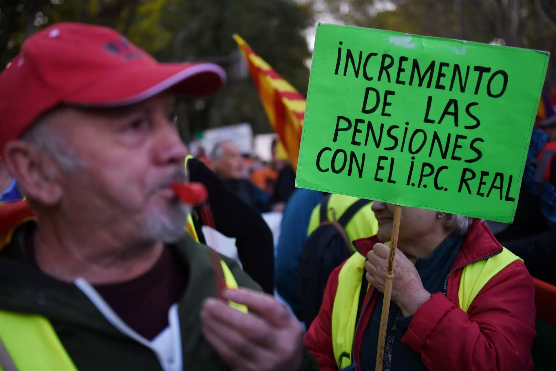 Decenas de personas durante una concentración de pensionistas, en Madrid, a 28 de octubre de 2023. — Fernando Sánchez / Europa Press