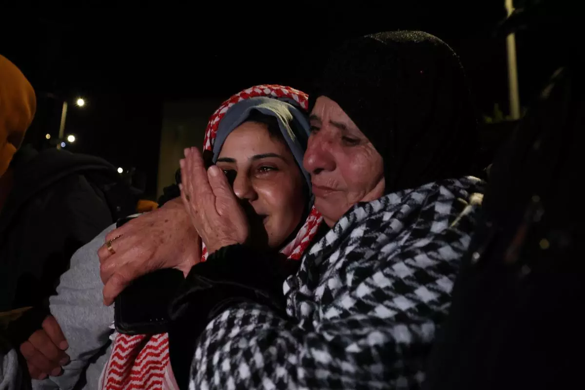Una joven palestina presa en Israel es recibida en Ramala, Cisjordania, tras ser liberada por los acuerdos entre el Gobierno hebreo y Hamás para el intercambio de prisioneros y rehenes. — Alaa Badarneh / EFE/EPA