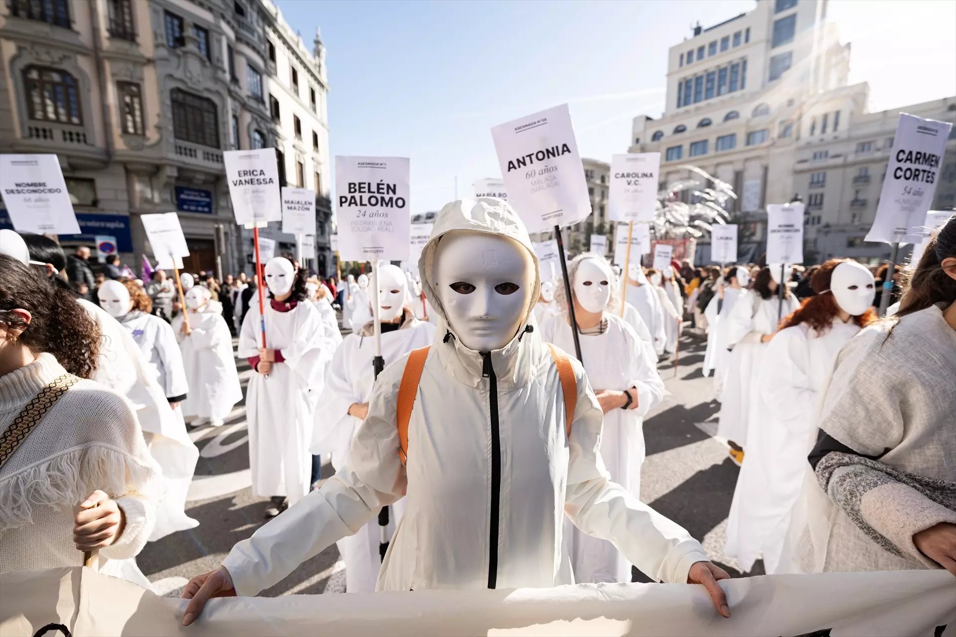Decenas de personas llevan carteles con nombres de mujeres asesinadas por violencia machista durante una manifestación por el 25N, a 25 de noviembre de 2023, en Madrid. — Diego Radamés / Europa Press