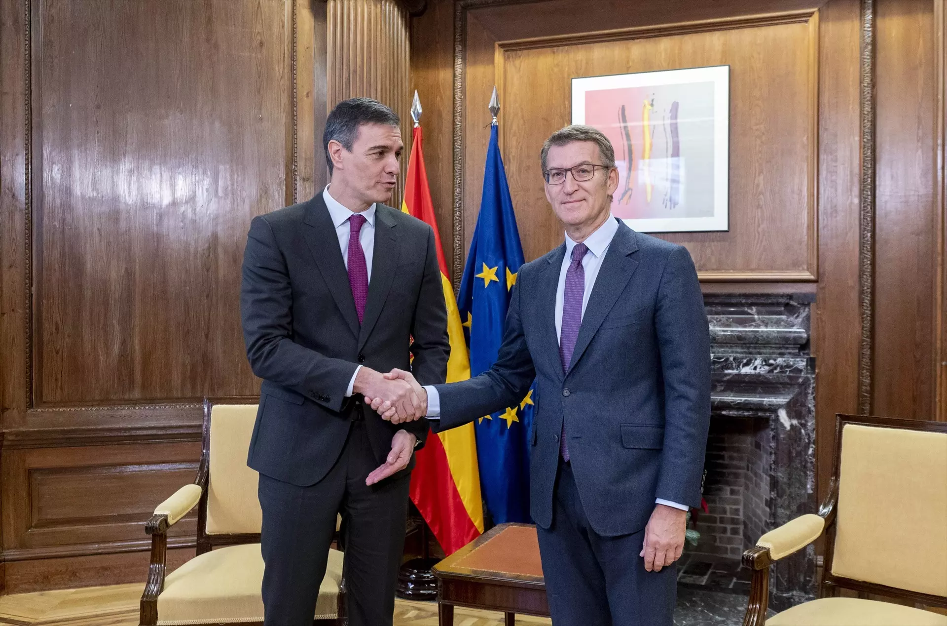 Pedro Sánchez y Alberto Núñez Feijóo, durante una reunión entre ambos líderes el 22 de diciembre de 2023. — Alberto Ortega / Europa Press