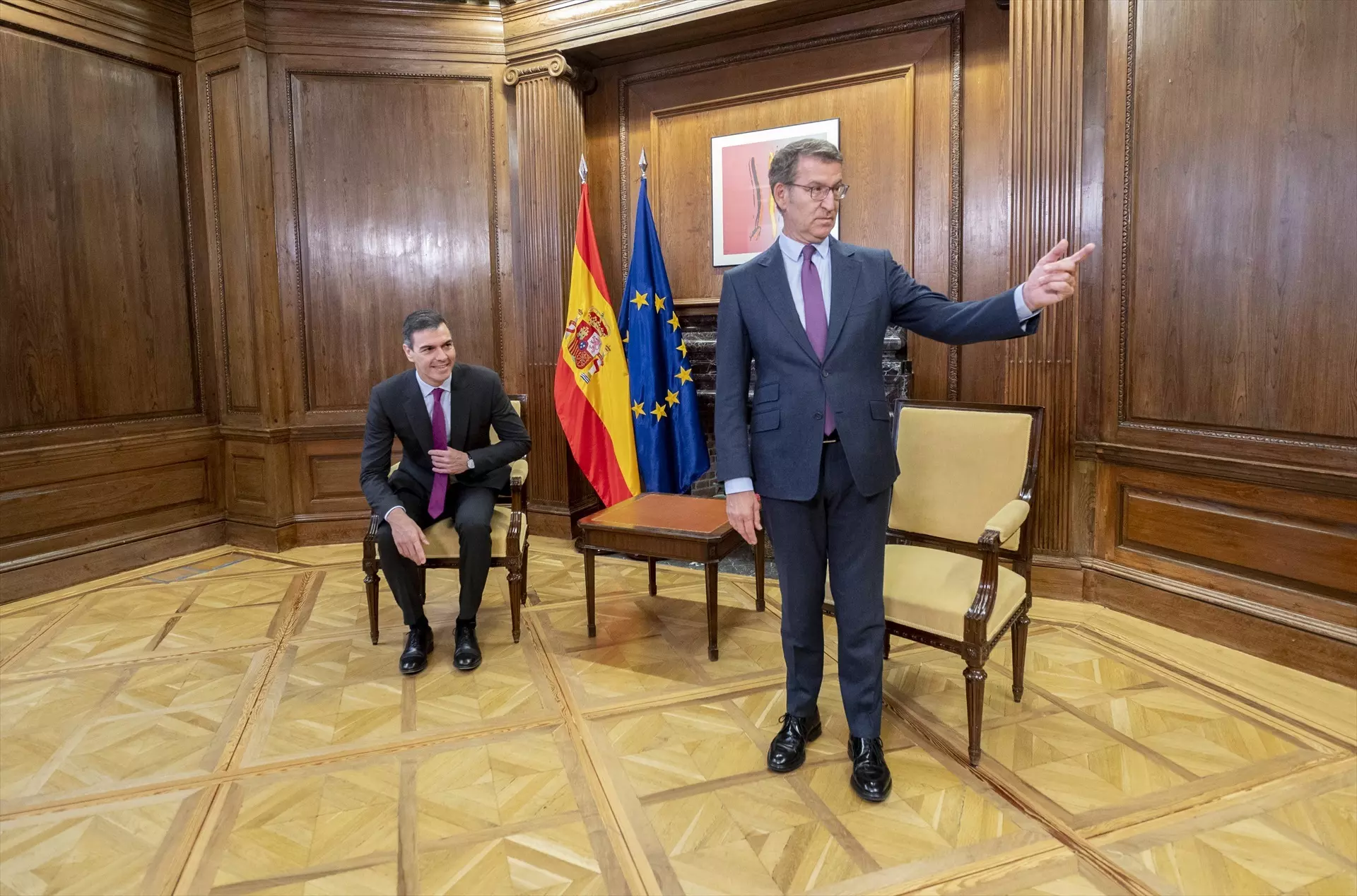 El presidente del Gobierno, Pedro Sánchez, y el líder del PP, Alberto Núñez Feijóo, durante una reunión, en el Congreso de los Diputados, a 22 de diciembre de 2023, en Madrid. — Alberto Ortega / Europa Press