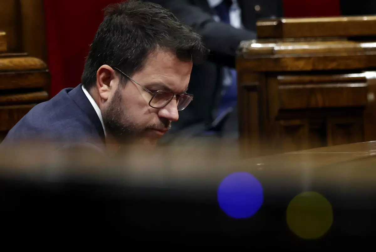 El presidente de la Generalitat, Pere Aragonès, durante una de las votaciones de la sesión plenaria del Parlament. — Toni Albir / EFE